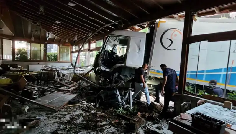 Freni Boşalan Kamyon, Popüler Restorana Dalıyor: O Anlar Kameralarda