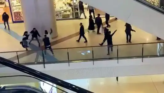 İstanbul AVM'sinde Gözler Önünde Yaşanan Kavga Olayları Şaşkınlık Yarattı