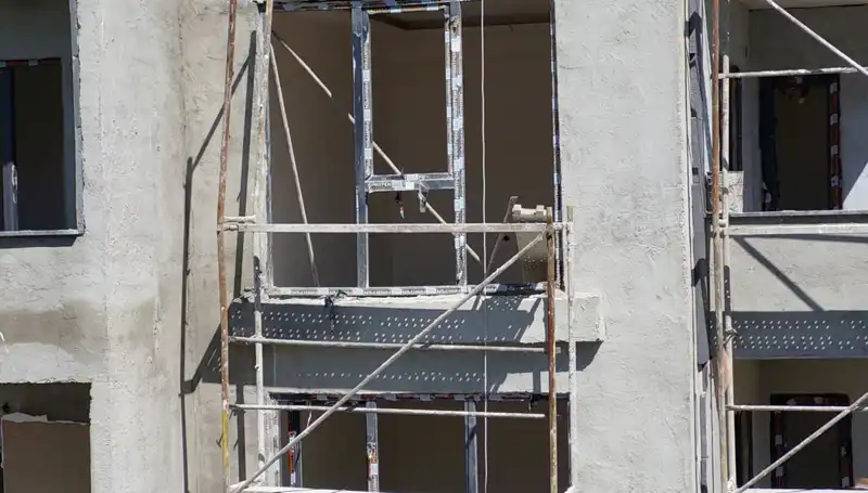 İnşaat Merdiveninde Yaralanan İşçi: İş Güvenliği Tartışmaları Gündemde