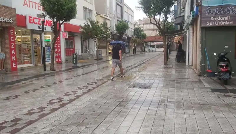 Kırklareli'de Sağanak Yağış Hayatı Olumsuz Etkiledi: Yollar ve Tarım Arazileri Sular Altında Kaldı