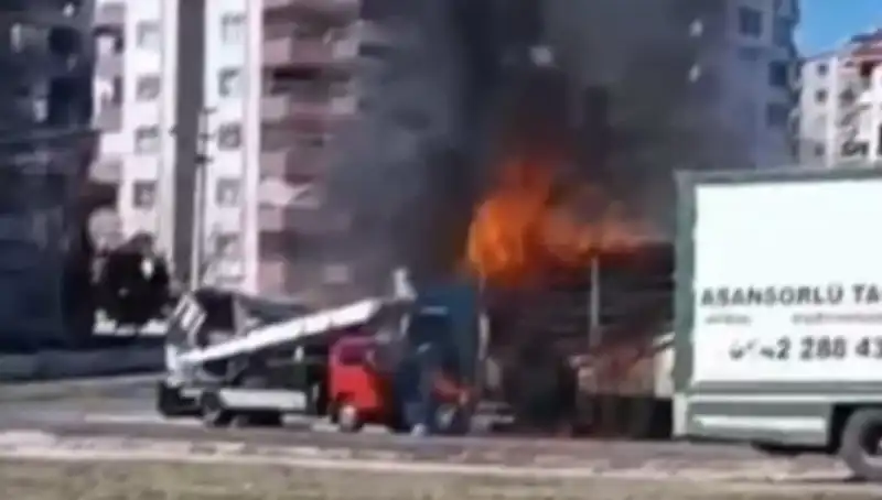 Alev Alev Yanan TIR, Kocaeli'nin İzmit İlçesinde Kül Olmayı Bekliyor!